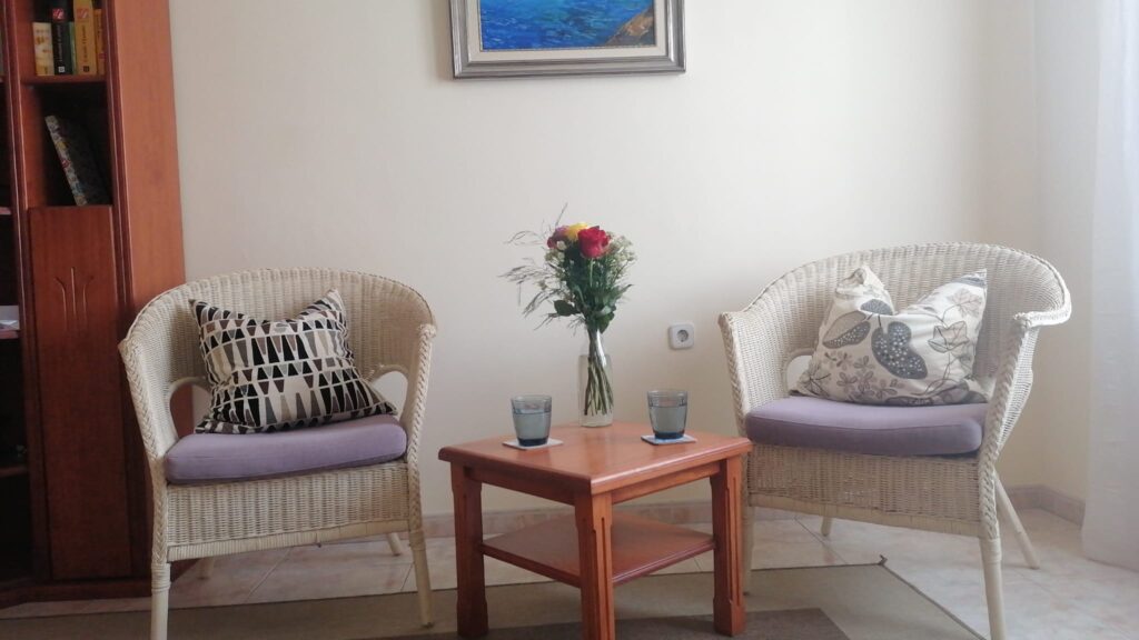 The therapy room at Psychologie Mallorca — two chairs and a vase of flowers